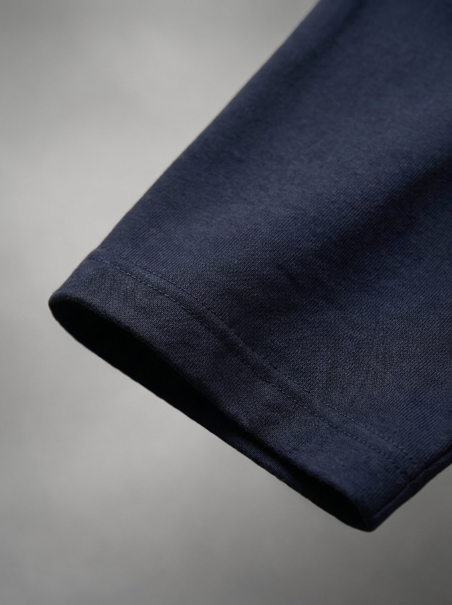 Detalle manga jersey azul marino